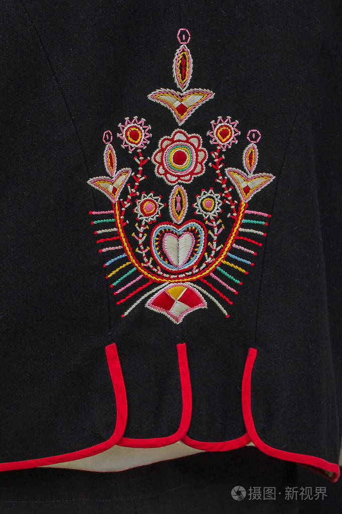 多色刺绣人的斯洛伐克民间服饰细节