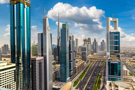 在一个夏日，阿拉伯联合酋长国迪拜市中心的鸟瞰图