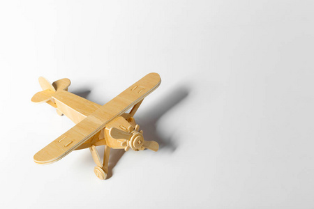 关闭的木制玩具飞机隔绝在光背景