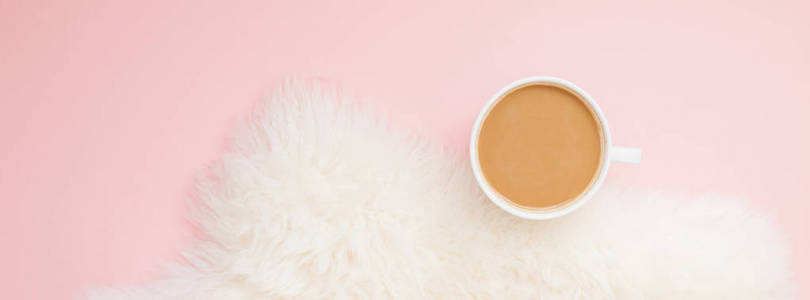 创意秋季平躺在头顶上看到咖啡牛奶拿铁杯千年粉红色背景复制空间最小的风格。秋季模板为女性博客社交媒体长宽横幅