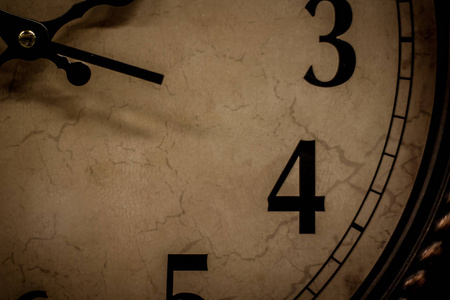 墙上安装时钟老式的哥特式数字形状和小时的手在米色背景下复制或文本