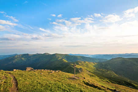 夏季阴天山风景