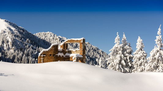 山间小屋成废墟