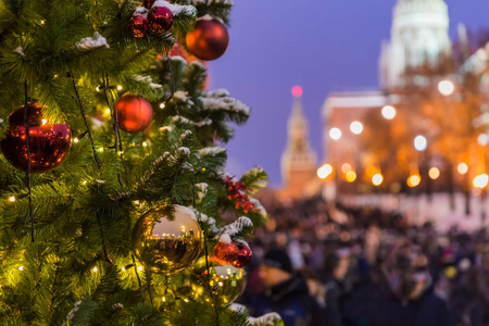 俄罗斯莫斯科红场上的圣诞树节日背景