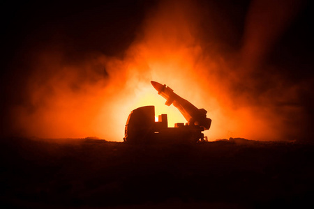 火箭发射与火云.战斗场面以火箭导弹与弹头瞄准暗淡的天空在晚上.