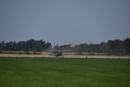 飞机农业航空安2。降落在现场灌装肥料 an2