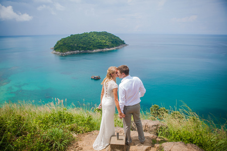 幸福的爱夫妇反对海美兰岛顶级观点的热带海滩上