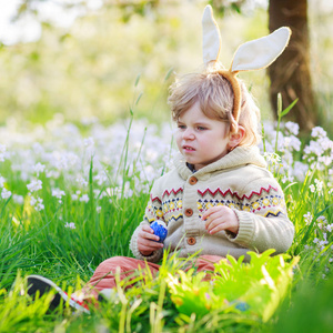 可爱快乐的小男孩，穿着绿色的春天复活节兔子耳朵