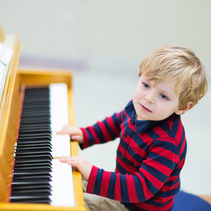 两岁幼儿男孩弹钢琴的音乐教体图片
