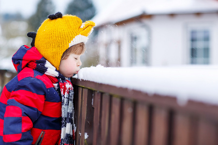 在颜色鲜艳的衣服高兴雪，在户外的小小孩男孩