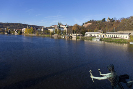 五颜六色的秋天布拉格哥特式城堡与小镇在伏尔塔瓦河之上在阳光明媚的日子, 捷克共和国