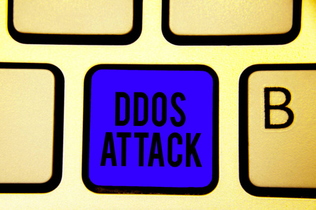 显示 Ddos 攻击的文本符号。概念照片肇事者试图使网络资源不可用键盘蓝键意向创建计算机计算反射文档