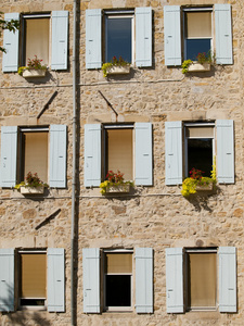 典型的法式窗户在小村庄 jaujac，法国