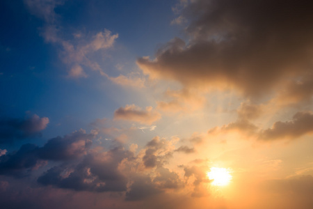 天空与云彩和太阳