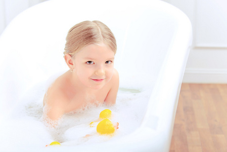 母亲和女儿的孩子在浴室刷牙牙刷美丽的小女孩在家洗澡.