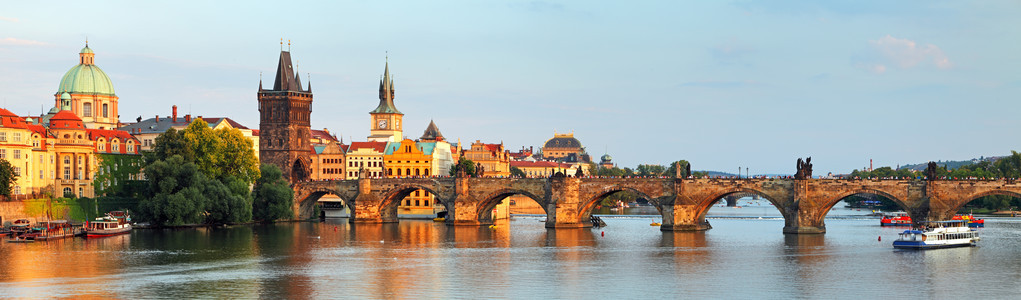 在捷克共和国布拉格查理大桥全景图