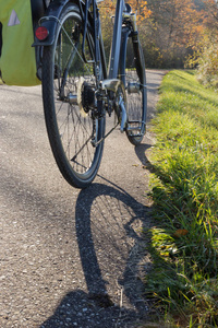 自行车和骑自行车的人骑在自行车道上在秋天11月在德国南部的农村靠近慕尼黑和斯图加特城市