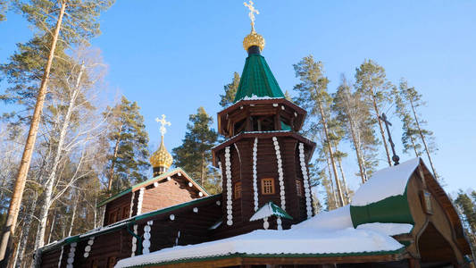 冬天风景与雪被盖的树反对基督徒教会的背景在降雪以后。寒冷的晴天