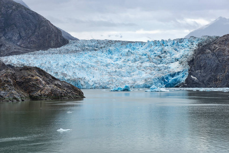 蓝色的冰川水图片