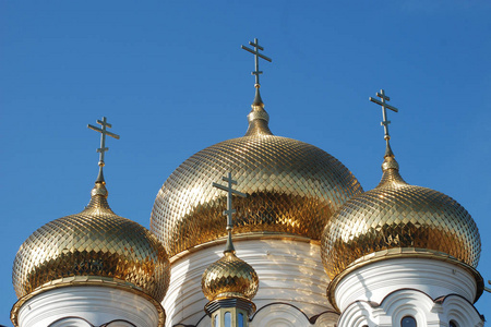 金色圆顶和东正教教堂的十字架