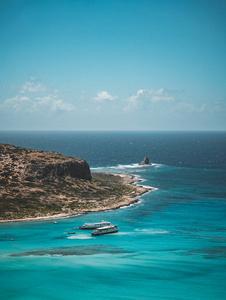 景色美丽的海滩在 Balos 泻湖, 和 Gramvousa 岛上, 希腊克里特岛。晴朗的日子, 蓝天白云