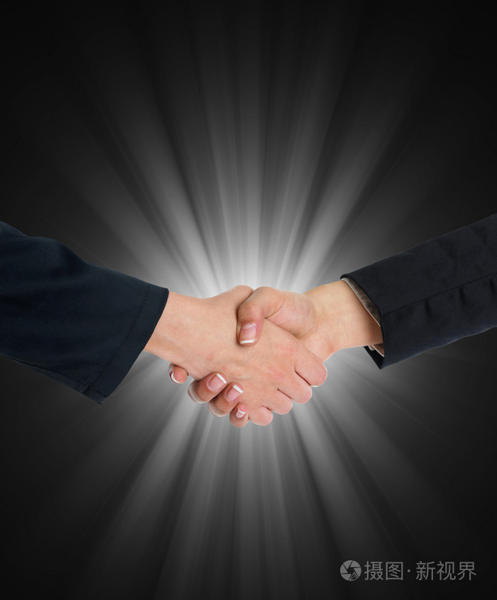在蓝色光前握手