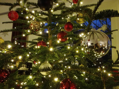 明亮的圣诞树装饰着球和灯