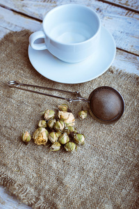 玫瑰花茶花蕾与茶输液器