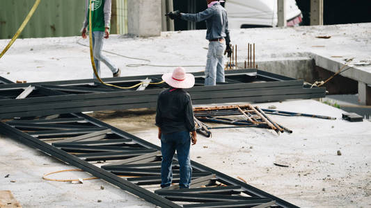 建筑工人或在建筑工地建造建设者的专业工作