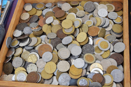 来自世界各地的旧硬币从流通中撤出