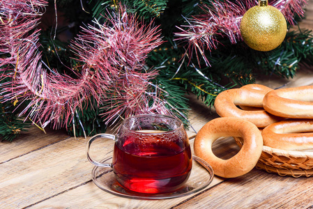 在圣诞树下的木桌上放着热茶和百吉饼。质朴的风格。闭上你的嘴圣诞节的概念
