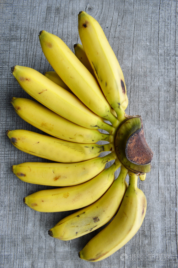 在一个木制的背景上的香蕉