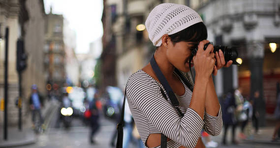 现代黑人女性千年镜头拍摄伦敦城市的镜头