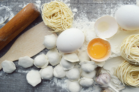 静物与原料自制面食和意大利面食的配料。过程的蒸煮 pasta.the 过程的自制包饺子，美味的午餐
