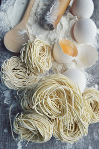 静物与原料自制面食和意大利面食的配料。过程的蒸煮 pasta.the 过程的自制包饺子，美味的午餐