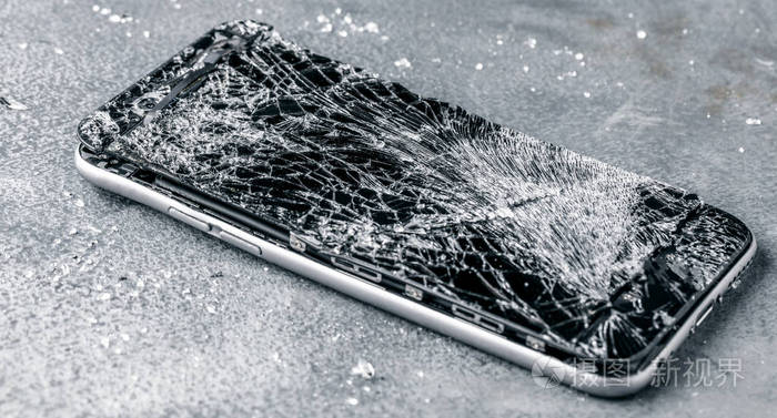 手机在灰色背景下打破触摸屏照片-正版商用图片09x982-摄图新视界