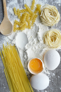 静物与原料自制面食和意大利面食的配料。烹调面食过程
