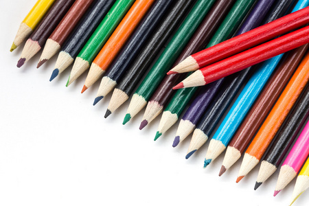 彩色铅笔在白色背景上孤立关门