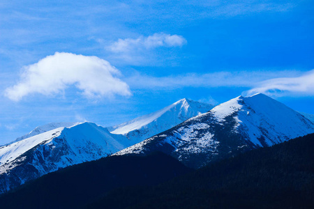 高山雪山, 美丽的自然冬日背景。山顶上的冰, 蓝天的背景。高山风景