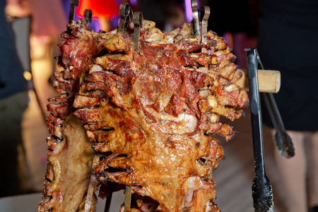 在篝火上烤肉, 用特殊的方式烹调.