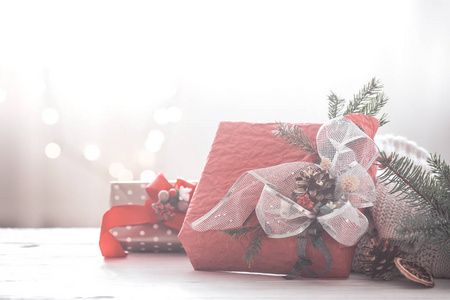美丽喜庆的圣诞红盒子在客厅的家里, 假期和家庭传统的概念, 舒适