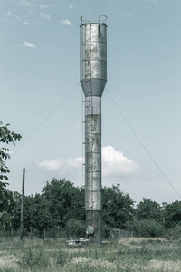 一个古老的铁生锈的水塔在一个农村城镇。农村供水生锈塔