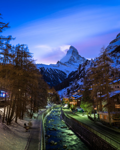 采尔马特滑雪场和马特宏峰峰值在晚上，Switzerla