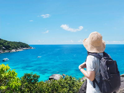 女游客站在观景台上, 望着岛上的大海.假日概念照片