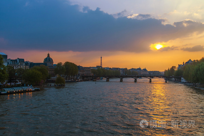 巴黎,法国.塞纳河在日落时大堤的视图