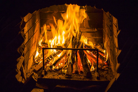 在明火的地方燃烧木材。壁炉中的红色火焰