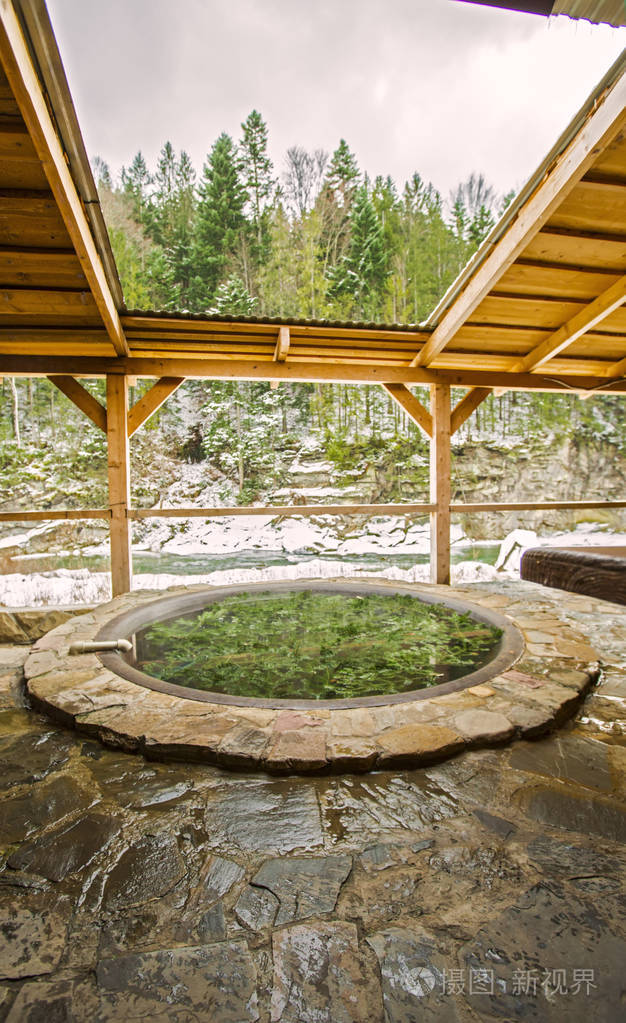 冬季在户外露天浴池热水中洗澡用的铁盆