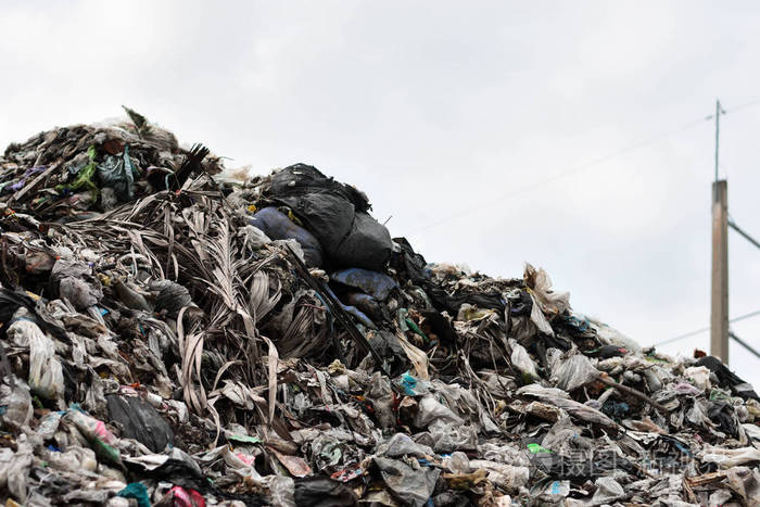城市和工业地区的废物.造成污染和有毒残留.这是一个城市规划的问题.