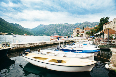 船在 kotor 湾。美丽的海与山在背景。复制空间