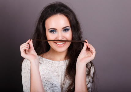 开朗的黑发女郎,长长的头发他上唇像 mustache.